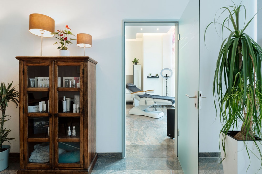 Übergang vom Beratungsraum in den Behandlungsraum im Aesthetica Naturheilzentrum Ulm