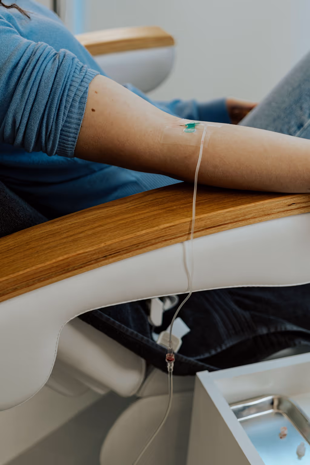 Nahaufnahme einer Infusion im Behandlungszimmer